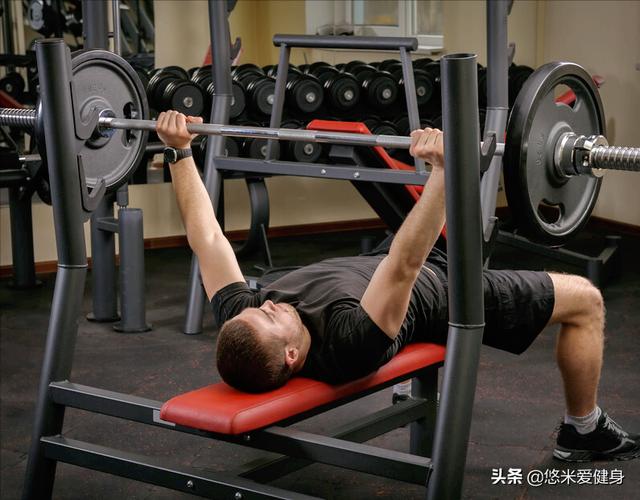 如何快速提高臥推重量？學會這3個技巧，更容易練厚胸肌