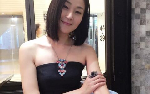 「美腿天後」萬綺雯曬近照，50歲依然擁有大長腿，網友：百看不厭