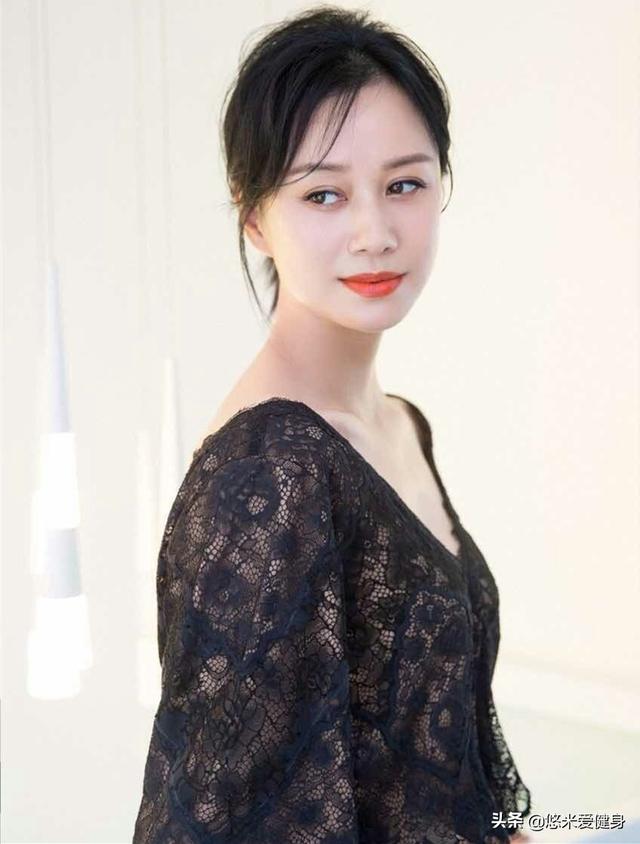 內衣女神倪虹潔，43歲仍然保持曲線身材，3個動作輕松瘦小腿