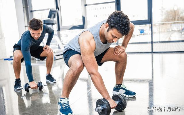 一對啞鈴，5個復合動作，看似簡單卻練遍全身，幫你練出好身材