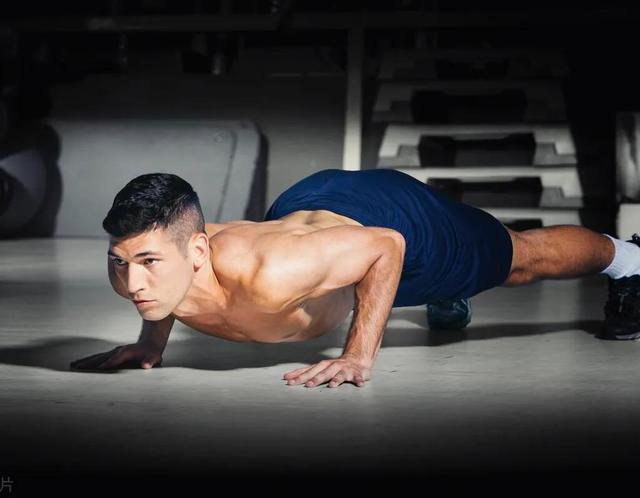 每次100個深蹲、200個伏地挺身，隔天練一遍，你會收獲什麼好處？