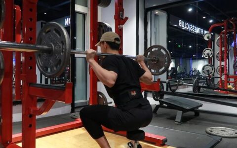 1個啞鈴3個動作，解決深蹲時臀部落點不一致，槓鈴不沿直線起落