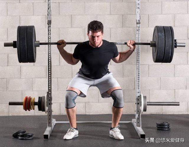 槓鈴深蹲和器械腿舉，哪個動作練腿效果更好呢？