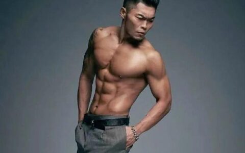 金曲歌王李玖哲曬出近照，從路人甲變成肌肉型男，還擁有6塊腹肌