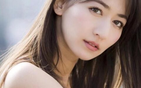 31歲混血美女宮河麻耶，擁有高挑纖細身材，4個動作練出完美翹臀