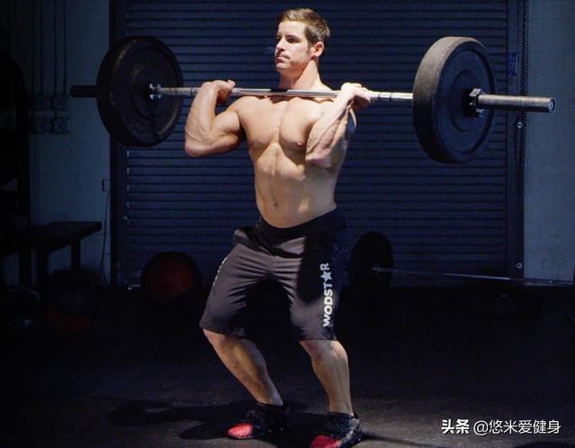 借力推舉，讓你像高手那樣推起大重量槓鈴，練出寬厚的肩膀很輕松