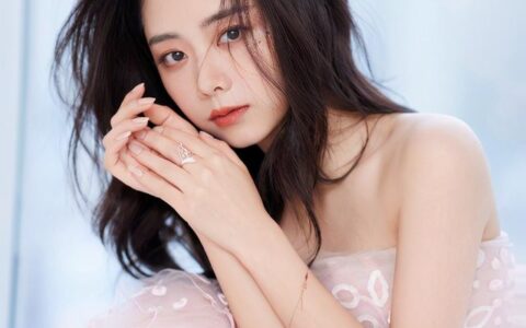 30歲譚松韻擁有一張娃娃臉，扮嫩毫無違和感，宛如青春美少女