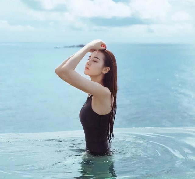 迪麗熱巴身材曼妙，馬甲線十分酷颯