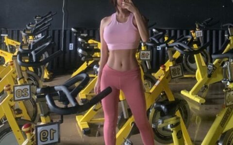 在臥推凳上完成的3個腹肌訓練動作，暴汗燃脂瘦肚子，雕塑馬甲線