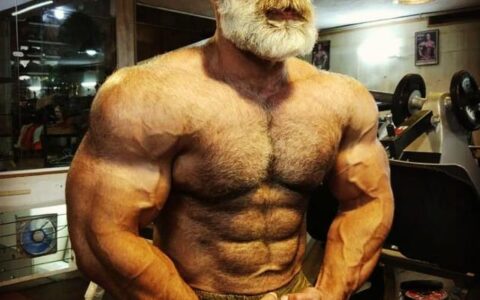 伊朗62歲大叔，鬍子發白仍保持健碩肌肉，擁有粗壯手臂力量強大