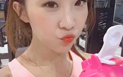 韓國美女神似霍思燕，長相甜美瓜子臉，擁有細腰寬背倒三角身材