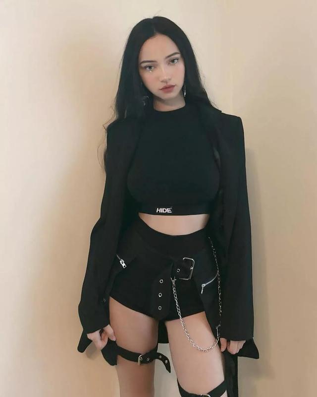 雙胞胎姐妹，身材不相上下，好身材不能只靠嘴說