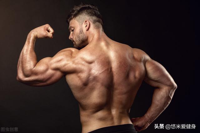 斜方肌的鍛鍊方法，做好4個器械動作，增加上背部肌肉厚度