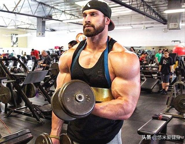 身高191公分的肌肉男，被譽為「健身界的小力王」，手臂力量強大