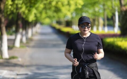 中老年人堅持這幾個健身動作，讓你保存旺盛活力，減緩衰老速度