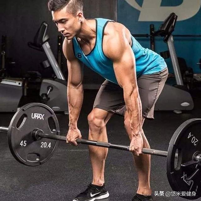 練背最有效的動作「槓鈴劃船」，做好3個細節，背部肌肉再厚一層