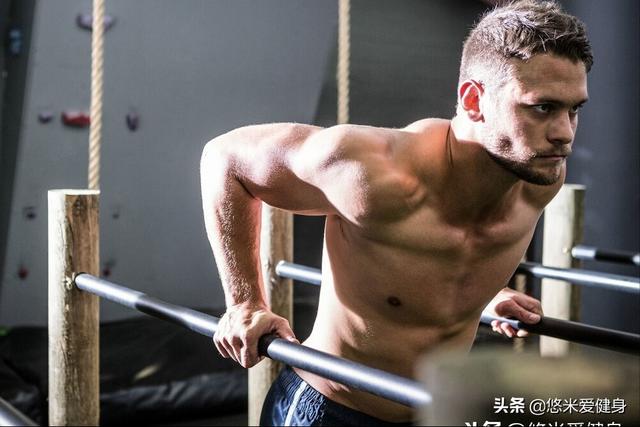 雙槓臂屈伸，雙腿向前和雙腿向後，哪種做法的訓練效果更好？