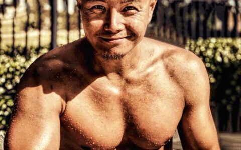 46歲的樂嘉曬出黝黑肌肉，離開城市後更灑脫了，網友羨慕他的身材